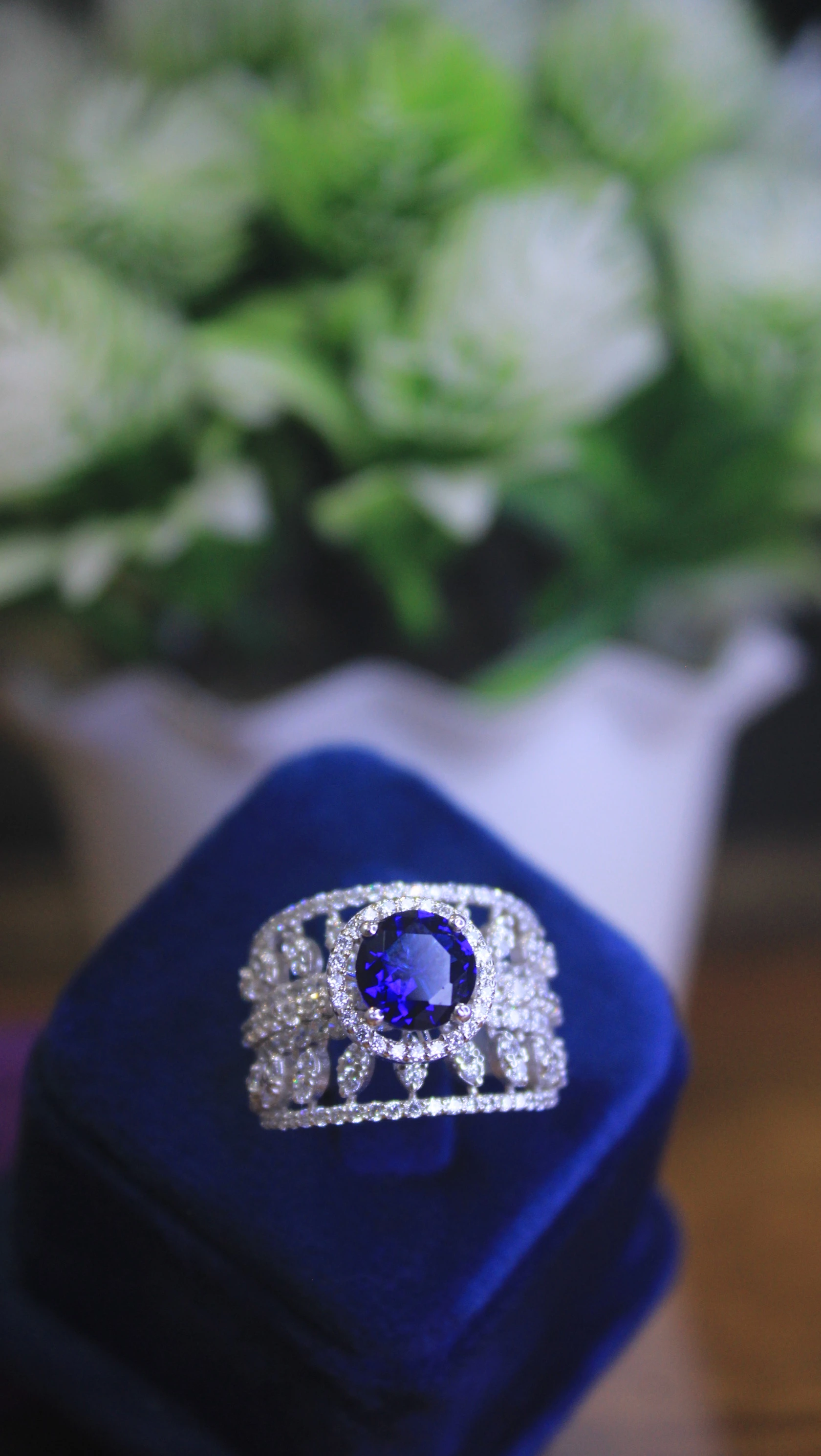 Blue Sapphire Diamond Ring in White Gold 3