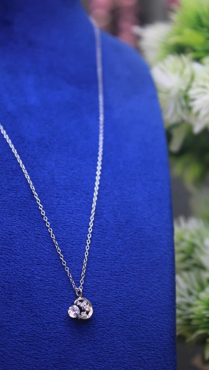 Elegant Diamond Pendant Necklace in Gold 3